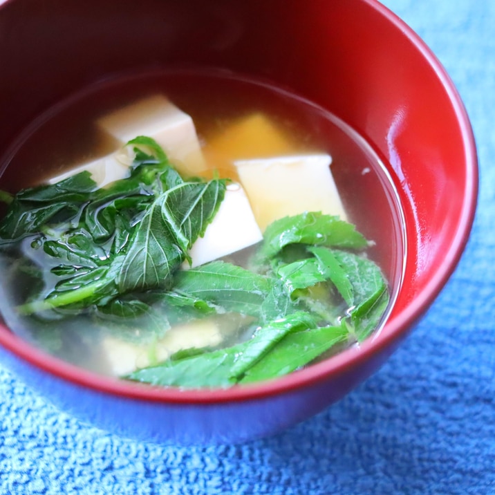 モロヘイヤと豆腐のシンプル味噌汁